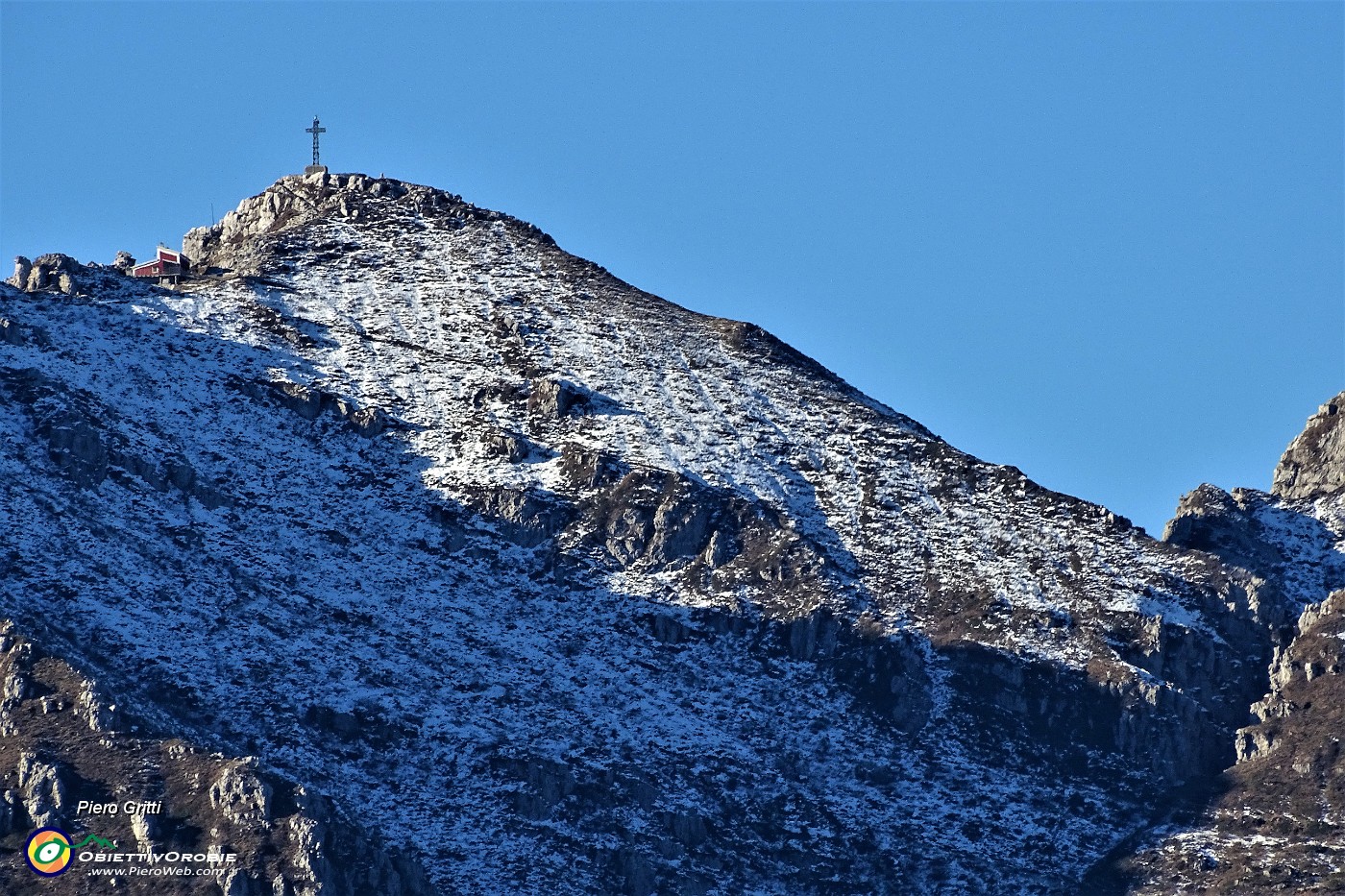 30 Zoom in Punta Cermenati e Rif. Azzoni in Resegone (1875 m) .JPG